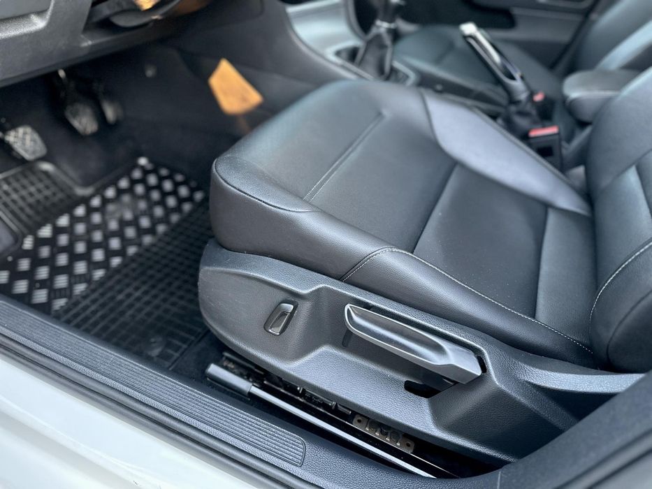 Volkswagen  Golf  2015 року.