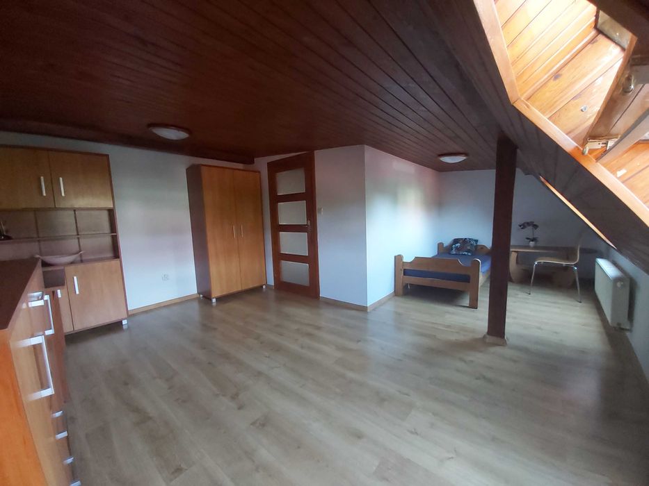 Klimatyczny pokój w dwupokojowym mieszkaniu przy Katedrze na wyspie