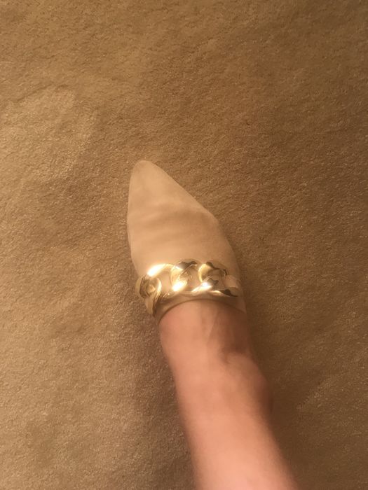 Mules bege prof com detalhes em dourado