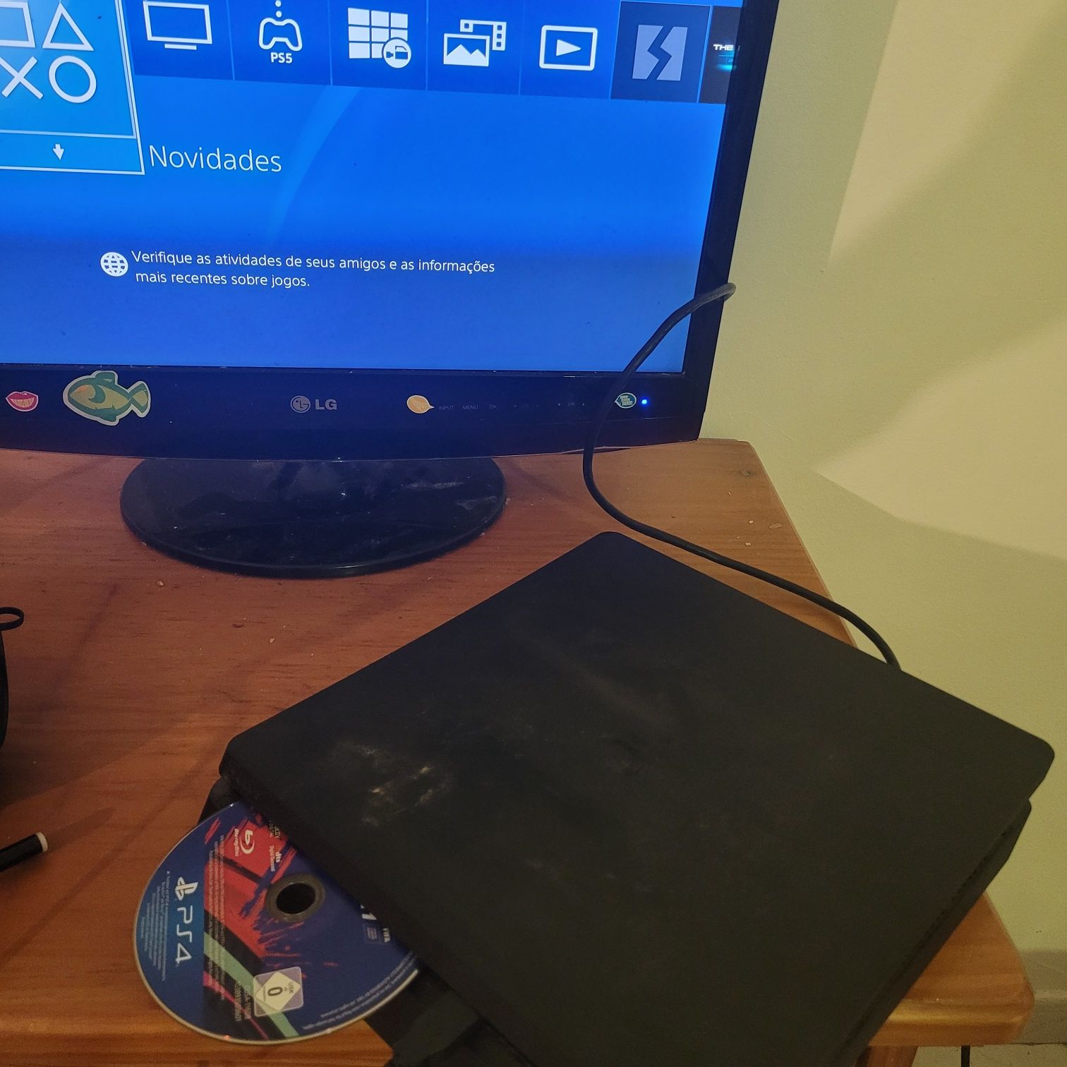 Vende se ps4 slim