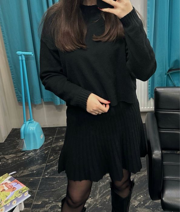 Жіночий чорний трикотажний костюм зі спідницею