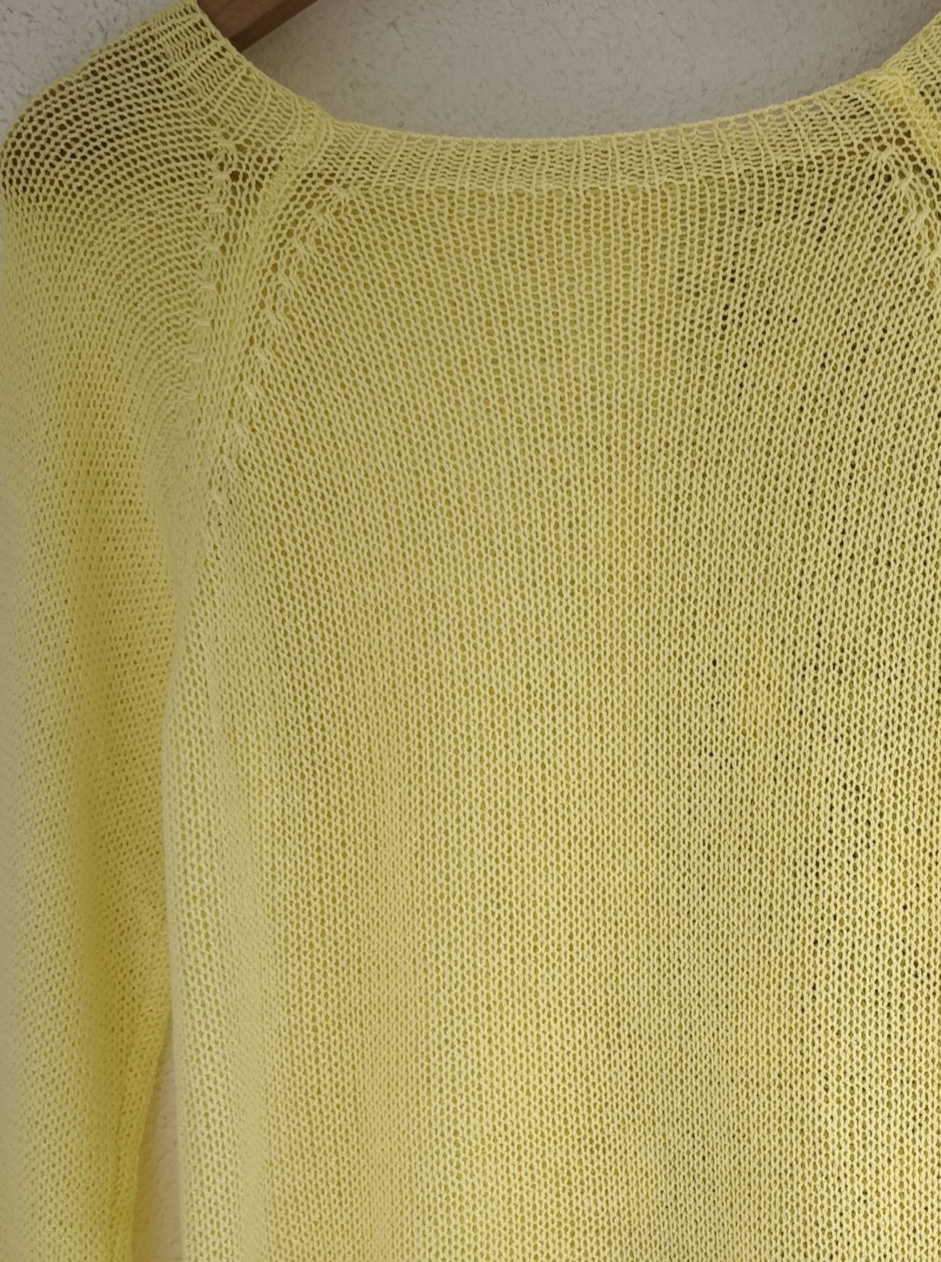 Camisola amarela , de malha fria. Manga comprida.