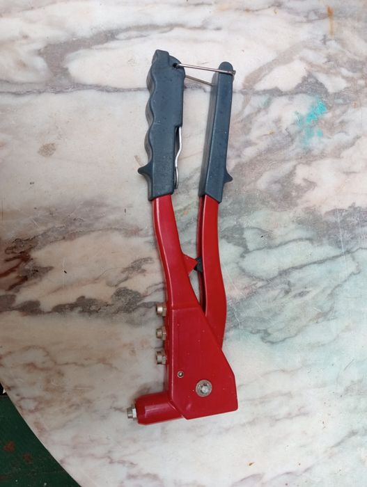 Alicate de cravar rebites