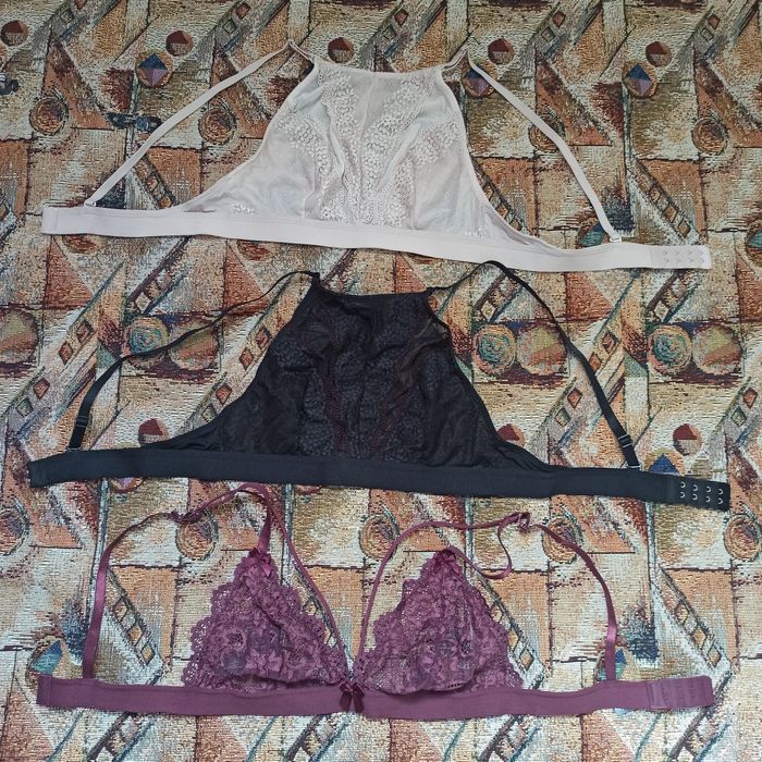 Кружевные бюстгальтеры.