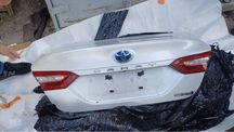 Бампер задний Toyota Camry V70 парктроник катафот крышка багажника