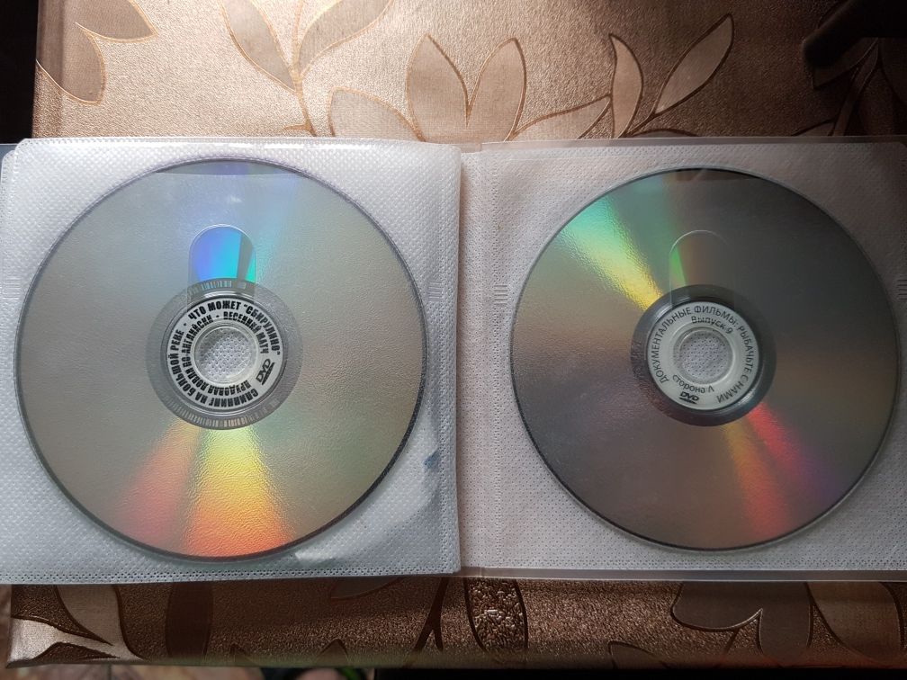CD диски 12шт с фильмами и подставками.