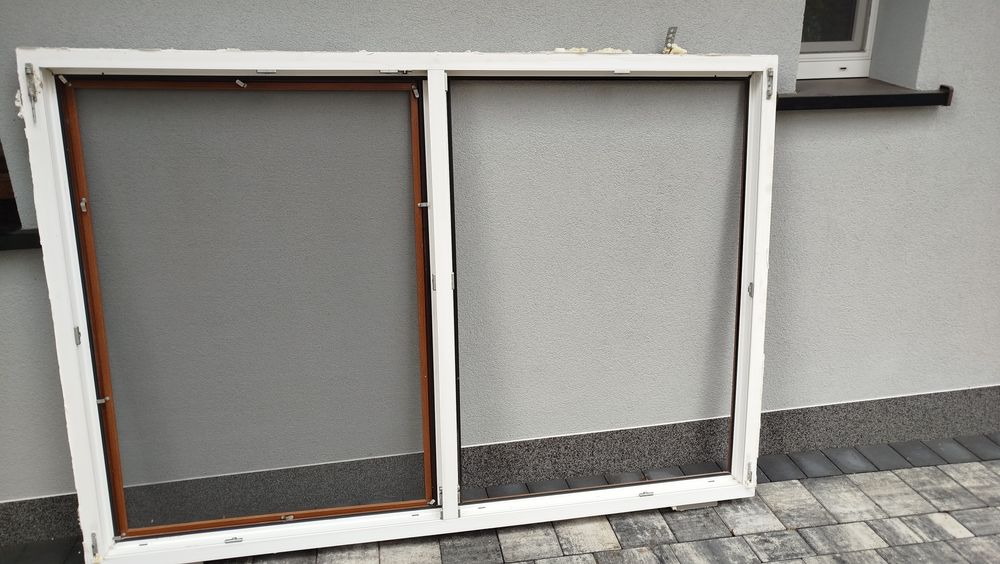 Dwuskrzydłowe okno ze złotymi szprosami