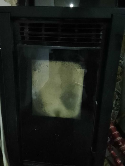 Lareira a Pellets METLOR – Excelente Estado, Tubos incluídos.