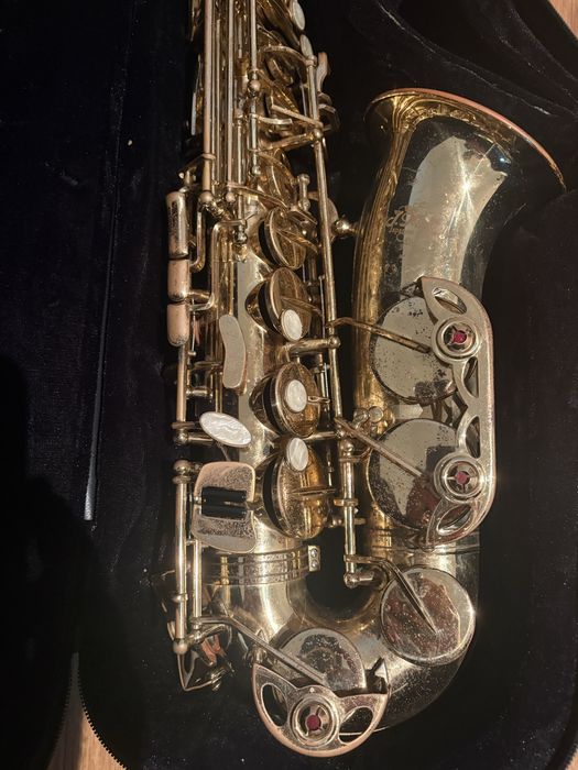 Saxofone Alto para estudo com boquilha selmer.