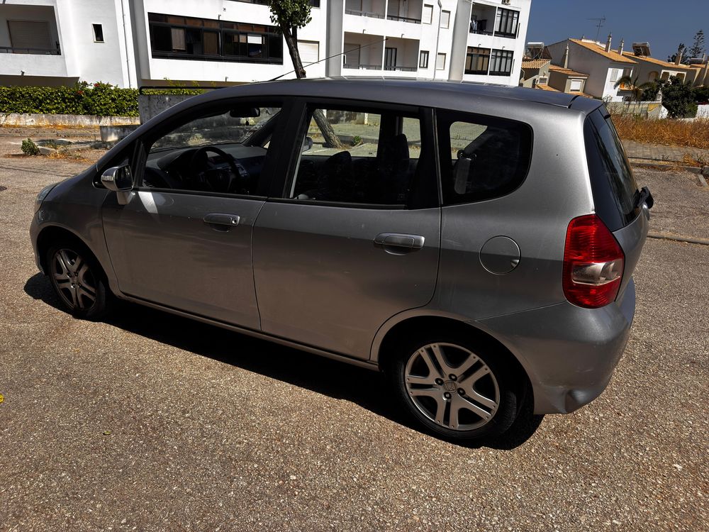 Honda Jazz 1.2 2005 – Económico, a Gasolina, com Teto de Abrir!