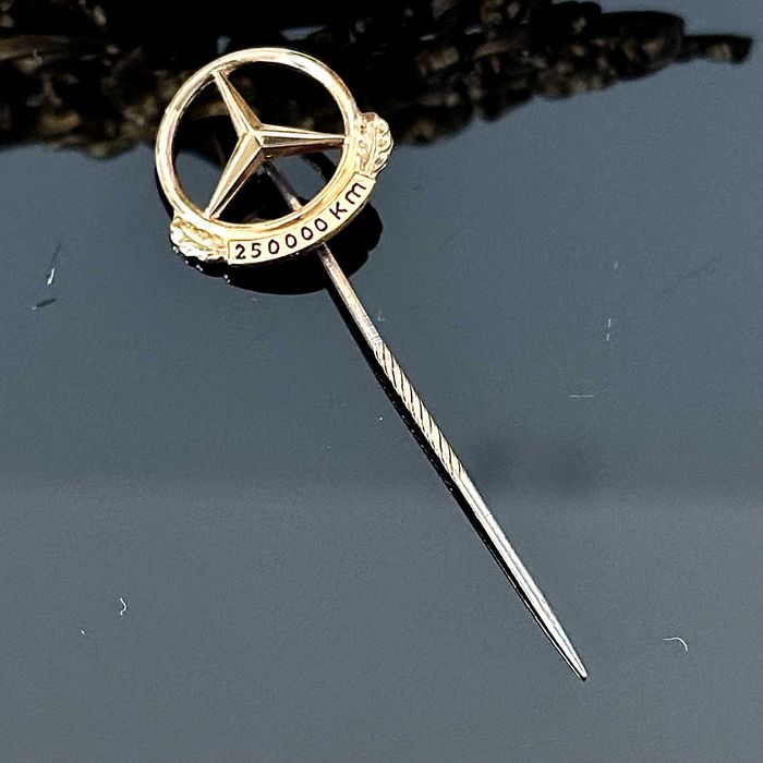 Mercedes – srebrna pozłacana szpilka do krawata Mercedes lata 50-60-te