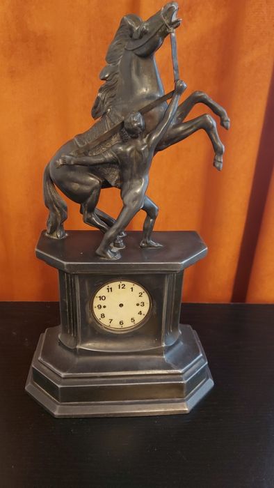 Zabytkowy zegar z koniem