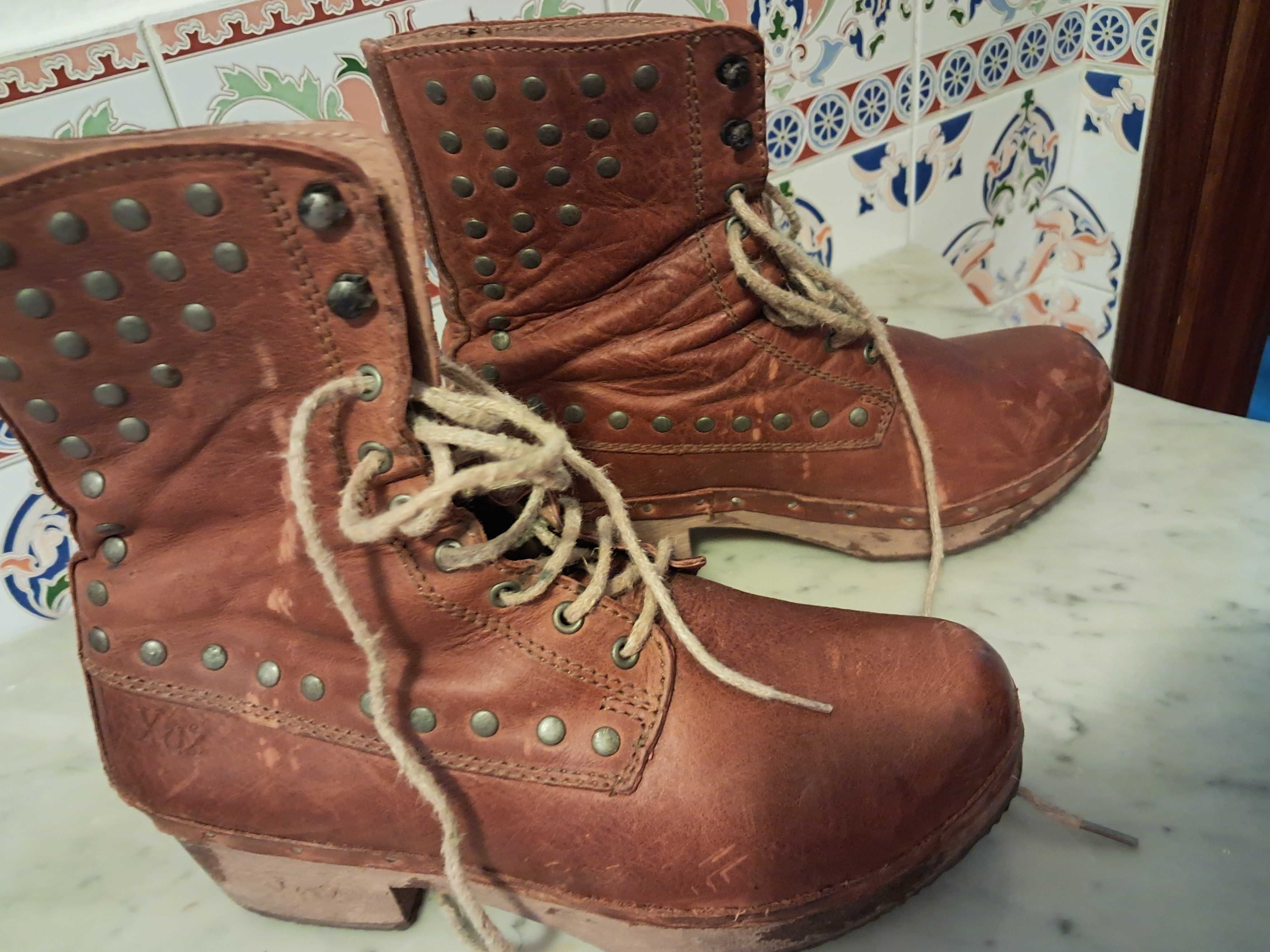 Botas com atacadores marca Xuz