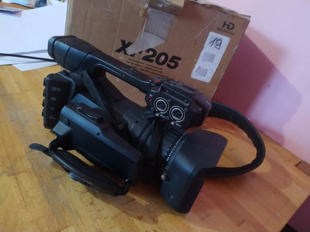 Видеокамера Canon XF205