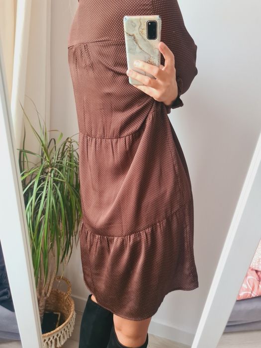 Brązowa satynowa sukienka w kropki