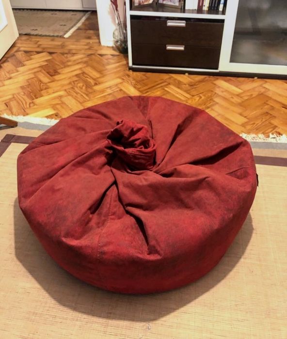 Puff vermelho com pormenores pretos