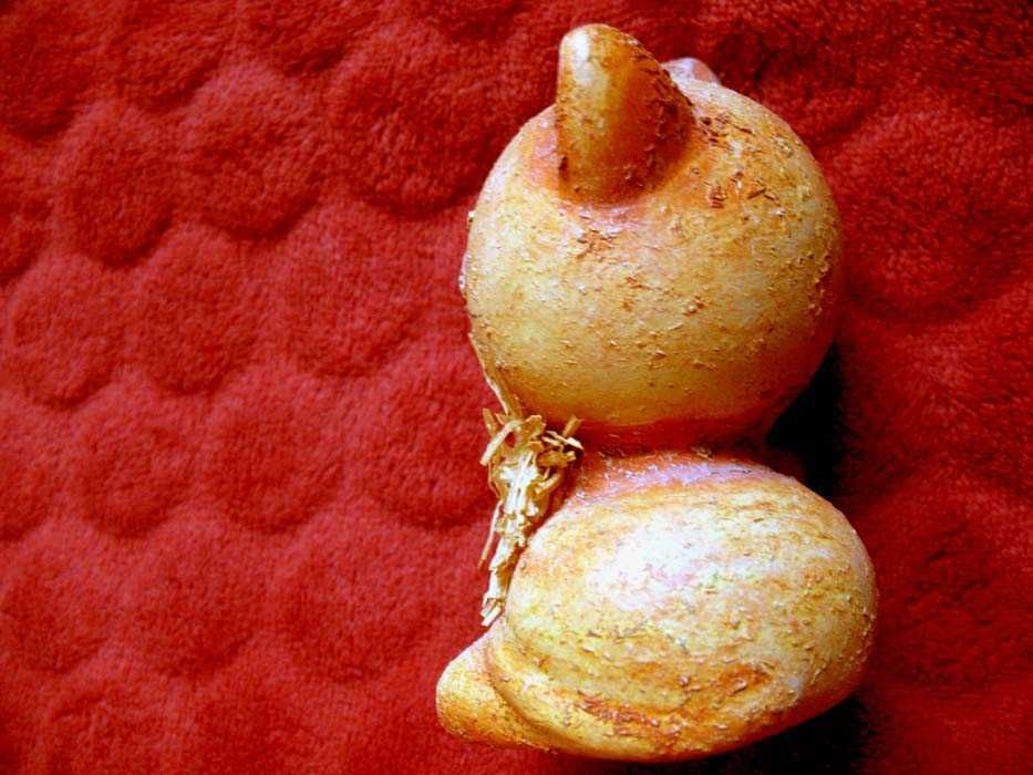 Kot - rudy kotek z kokardą - figurka ceramika - 10 x 6 x 6 cm