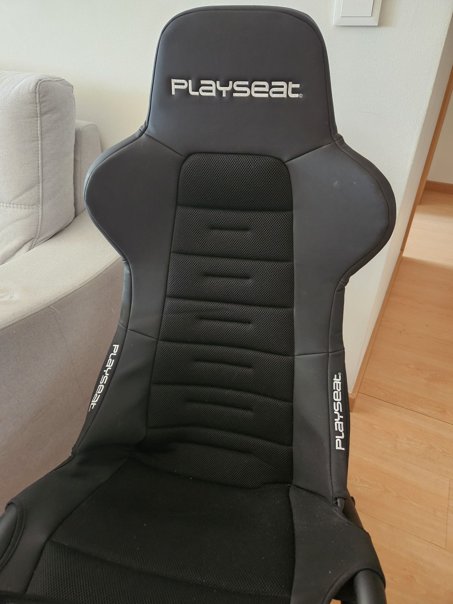 Simulador Playseat + Volante e pedais Thrustmaster