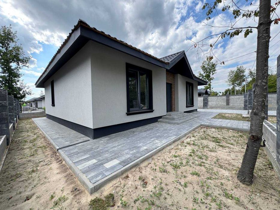 Фасадний газифікований будинок. Велика ділянка.