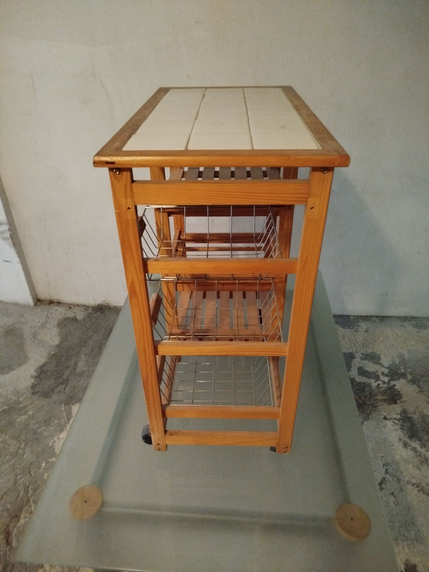 Mesa apoio madeira e cerâmica