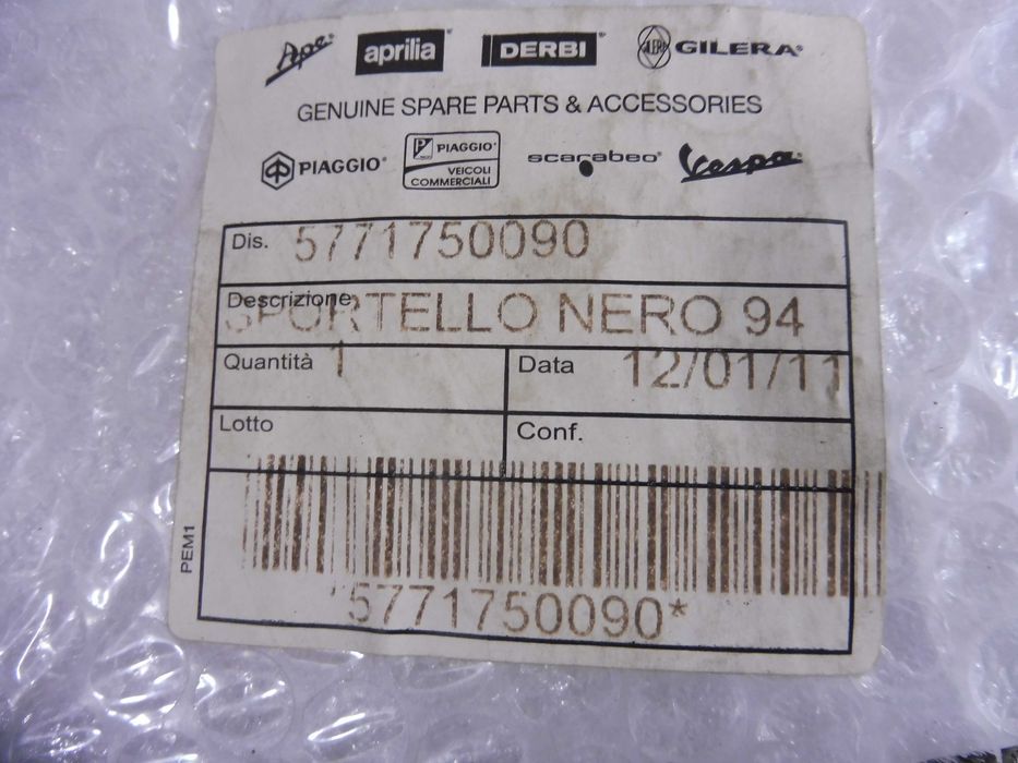 Piaggio Vespa GTS 300 drzwi schowka klapka 06-22r. A545