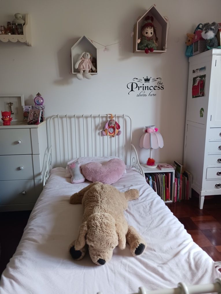 Cama Ikea, de ferro, branca, criança, extensível, com colchão.
