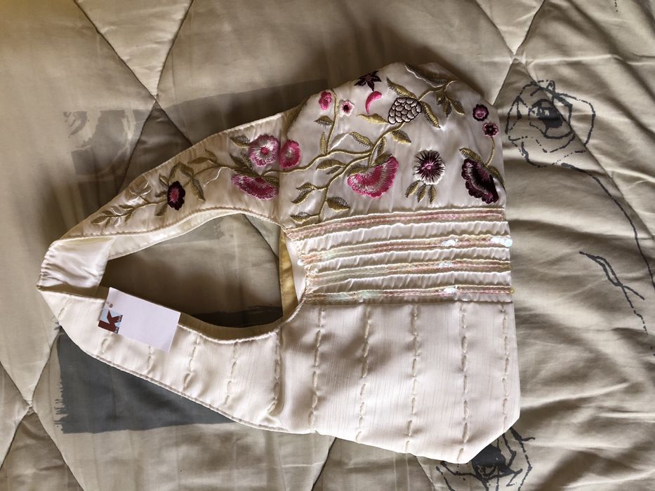 Mala de mão bordada branca