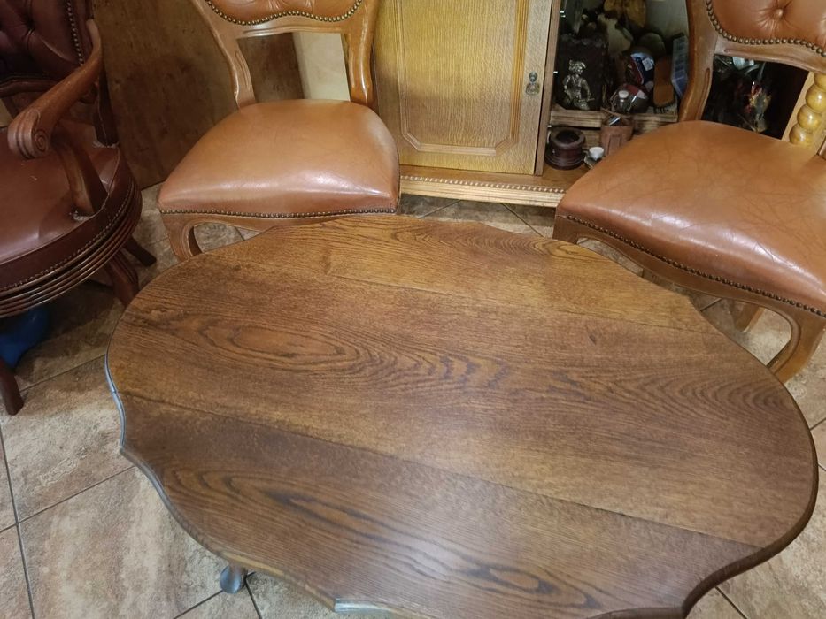 Stary stolik kawowy na ludwikowskich nogach