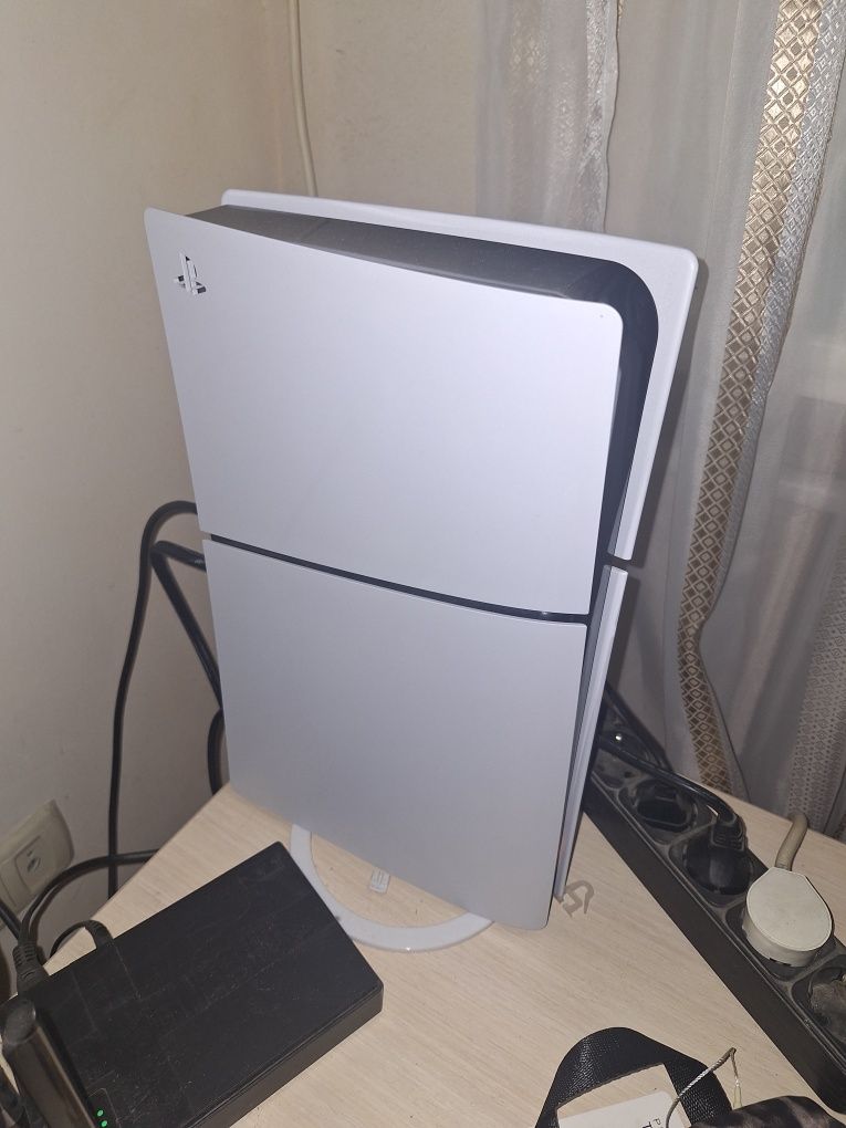 PS 5 Slim та деякі девайси до неї