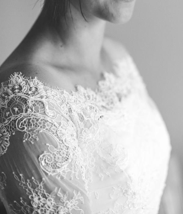 Biała suknia ślubna z koronką