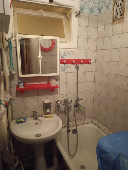 Сдам изолированную комнату в 2х к. квартире элитного тихого центра.