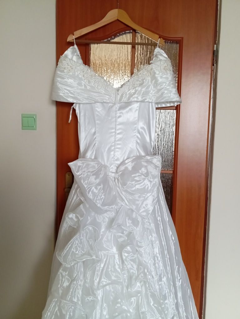 Suknia ślubna vintage z długim trenem