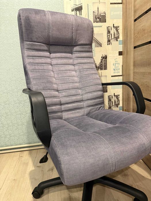 Зручне офісне крісло