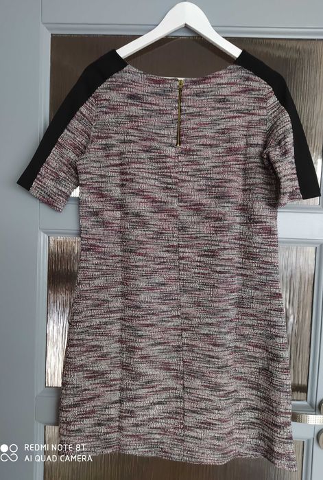 Sukienka z akcentami burgundu r.38