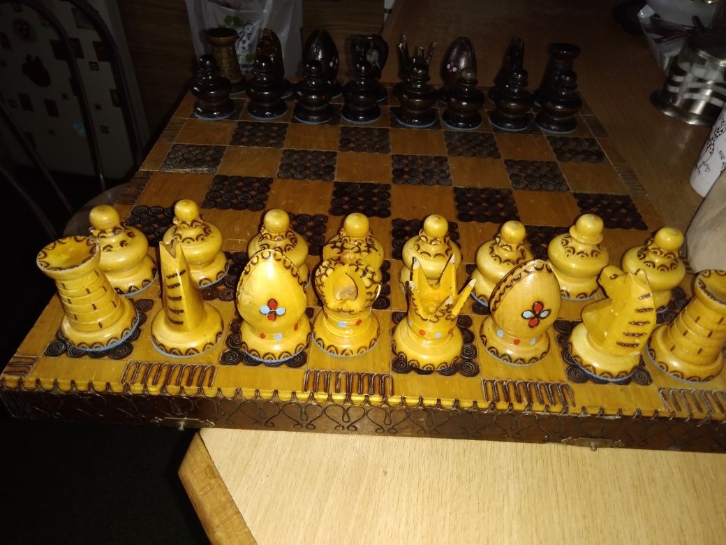 Stare drewniane szachy, ręcznie wykonane