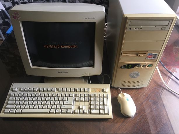 Komputer stacionarny, ekran, klawiatura, monitor. Windows 95.