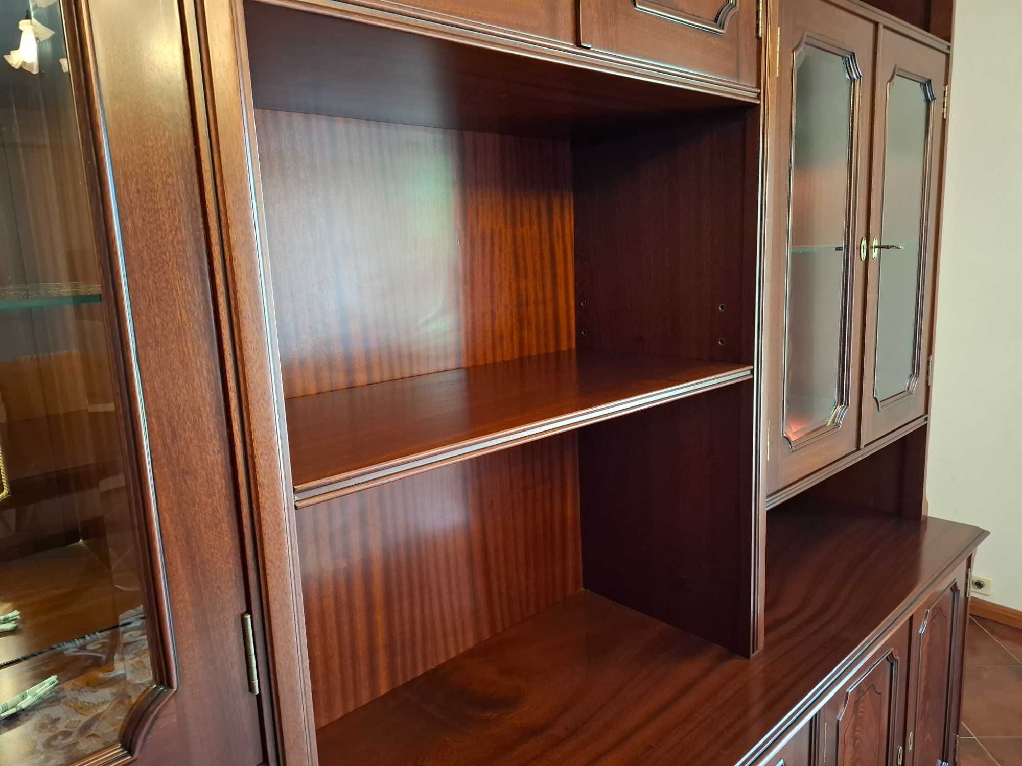 Movel de sala estilo clássico em bom estado