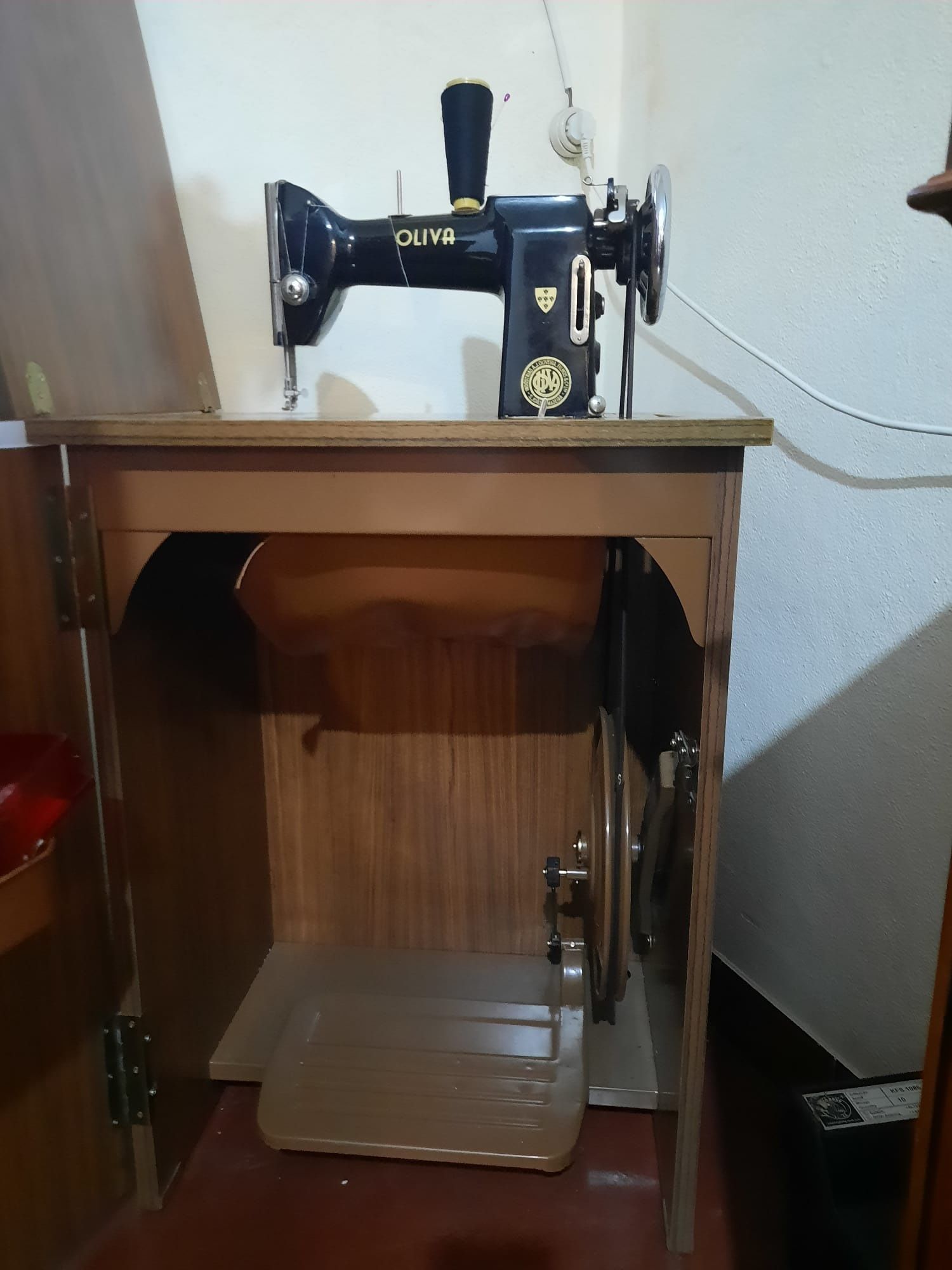 Máquina de costura Vintage com armário