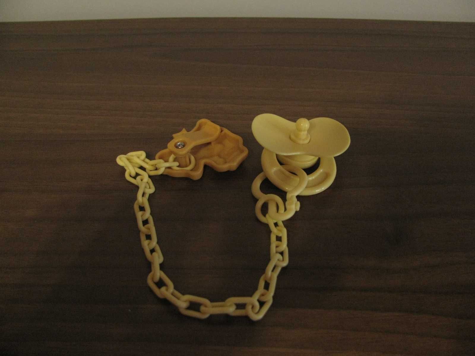Smoczek z przywieszką Misiem Chou Chou - Zapf Creation