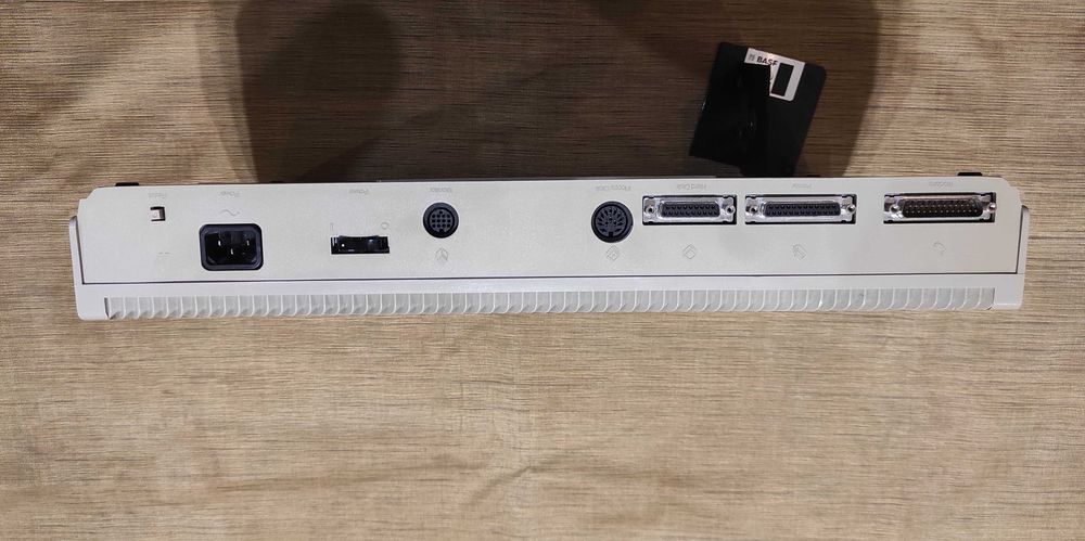 Atari 1040STF w bardzo ładnym stanie. Wersja Red Led!