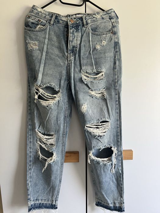 Spodnie z dziurami Jeans zapiane na guziki