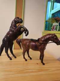 Dwie rzeźby koni.