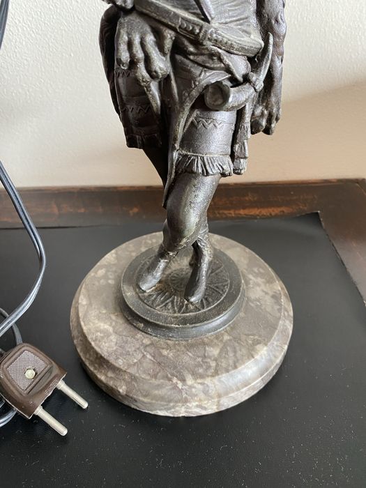 Candeeiro antigo em forma de escultura clássica