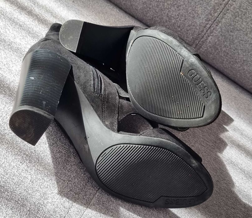 Guess czarne  buty na obcasie roz38 zamsz gumka stan bardzo dobry