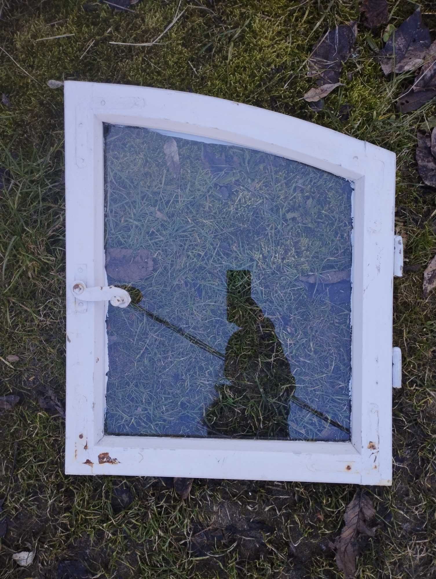Stare drewniane okna łukowe