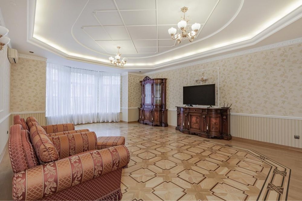 4-кімнатна квартира з ремонтом, на Золотих Воротах! Вул. Гончара, 26