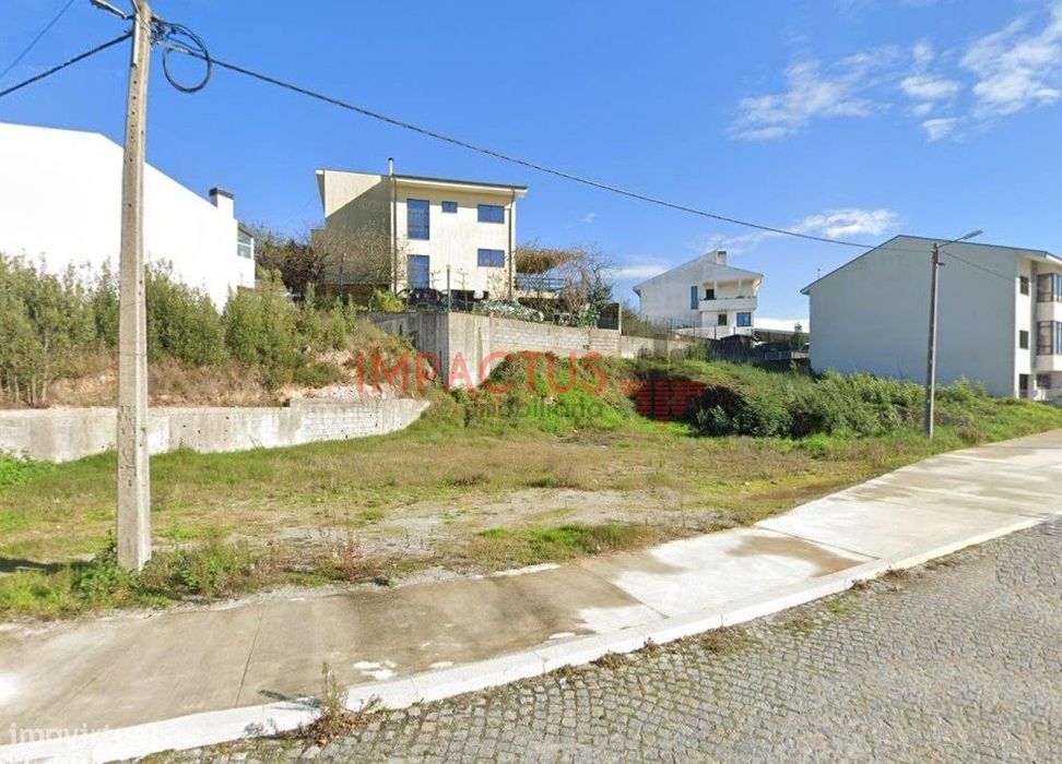 Lote para Moradia de 3 Frentes