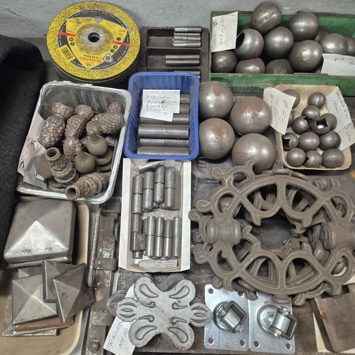 Rozety, ślusarstwo, zawiasy, wózek do bram, kute elementy