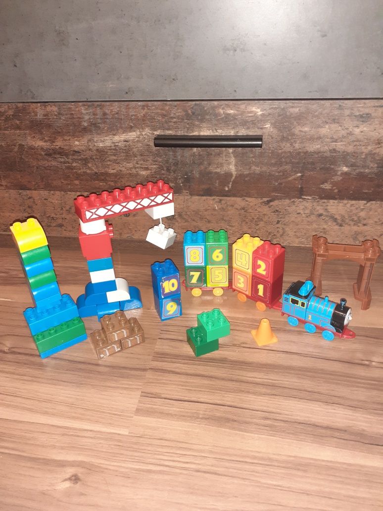 Pociąg z cyferkami dźwig Tomek i przyjaciele jak Lego Duplo