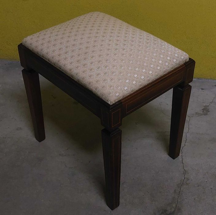 Banco em madeira ideal para toucador